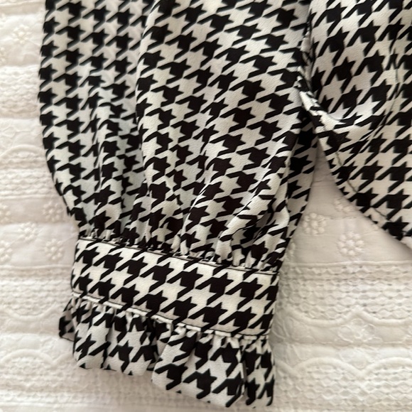 Ann Taylor xs houndstooth blouse - Picture 4 of 4